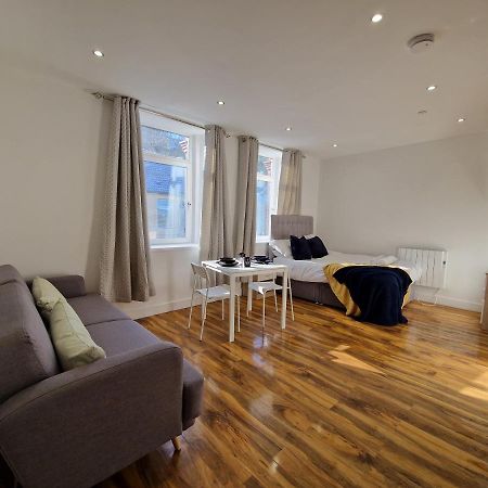 Flat 5. Modern Studio Apartment, Tynte Hotel, Mountain Ash Quakers Yard Exterior foto