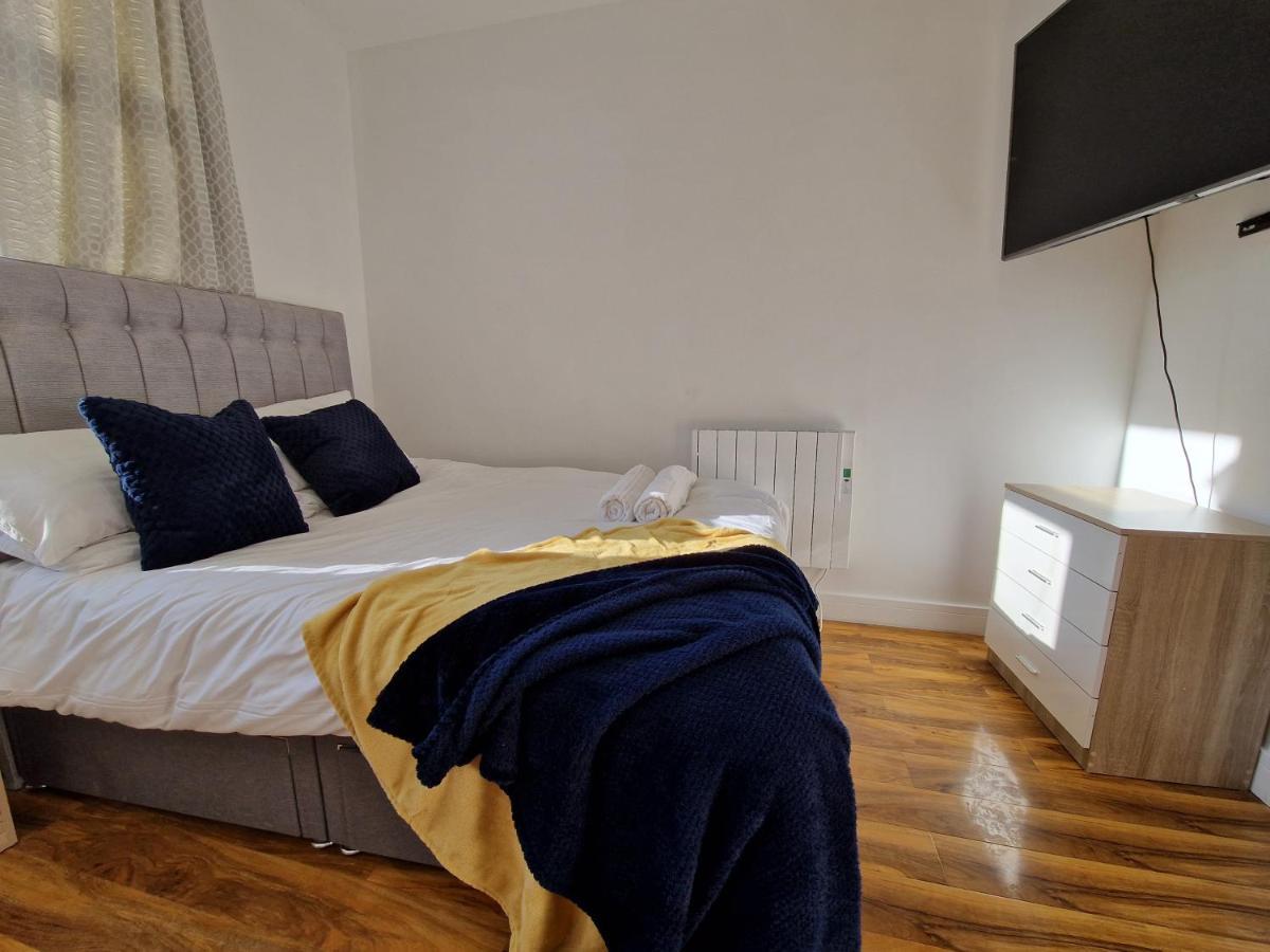 Flat 5. Modern Studio Apartment, Tynte Hotel, Mountain Ash Quakers Yard Exterior foto