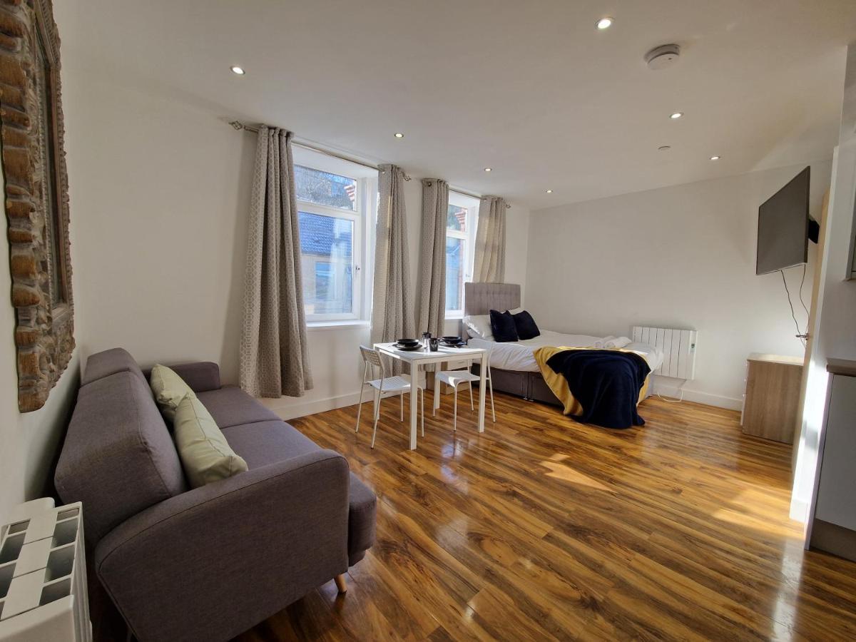 Flat 5. Modern Studio Apartment, Tynte Hotel, Mountain Ash Quakers Yard Exterior foto