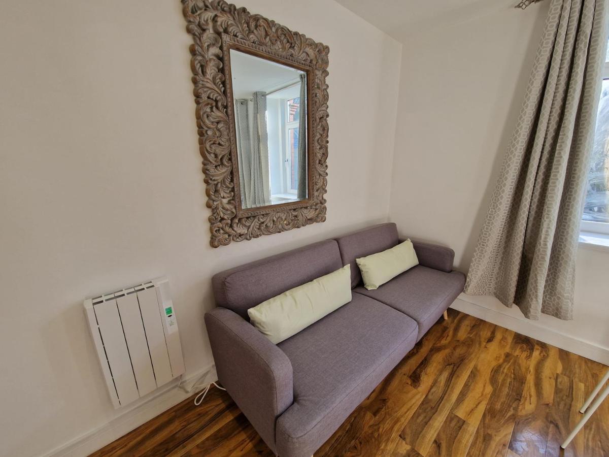 Flat 5. Modern Studio Apartment, Tynte Hotel, Mountain Ash Quakers Yard Exterior foto