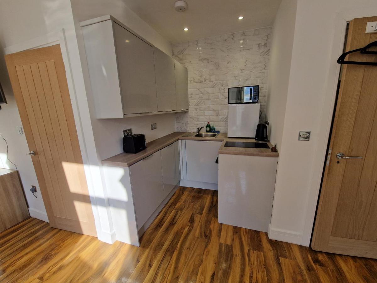 Flat 5. Modern Studio Apartment, Tynte Hotel, Mountain Ash Quakers Yard Exterior foto